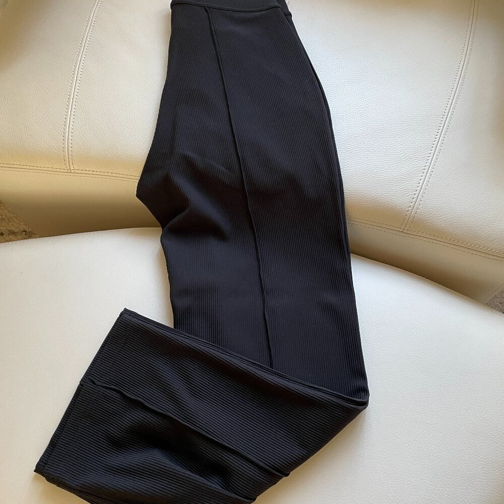 COPY - Lululemon Women pants,  Black straight Leg, 7/8 elastic waist, SZ 6,  Ne…